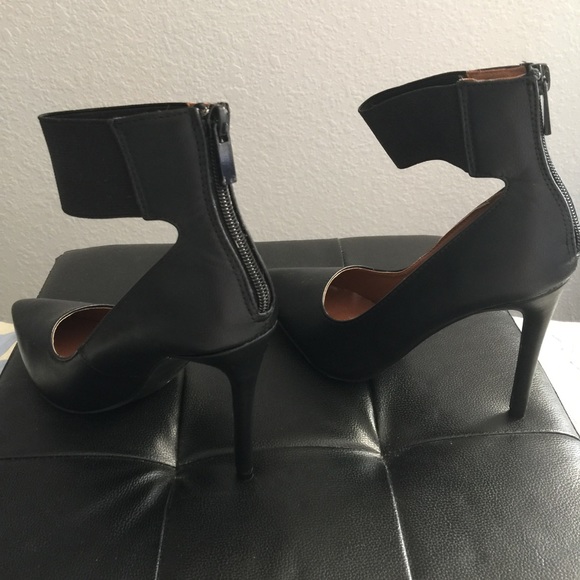 Dollhouse Ankle Strap Stiletto Shoes - Picture 5 of 7